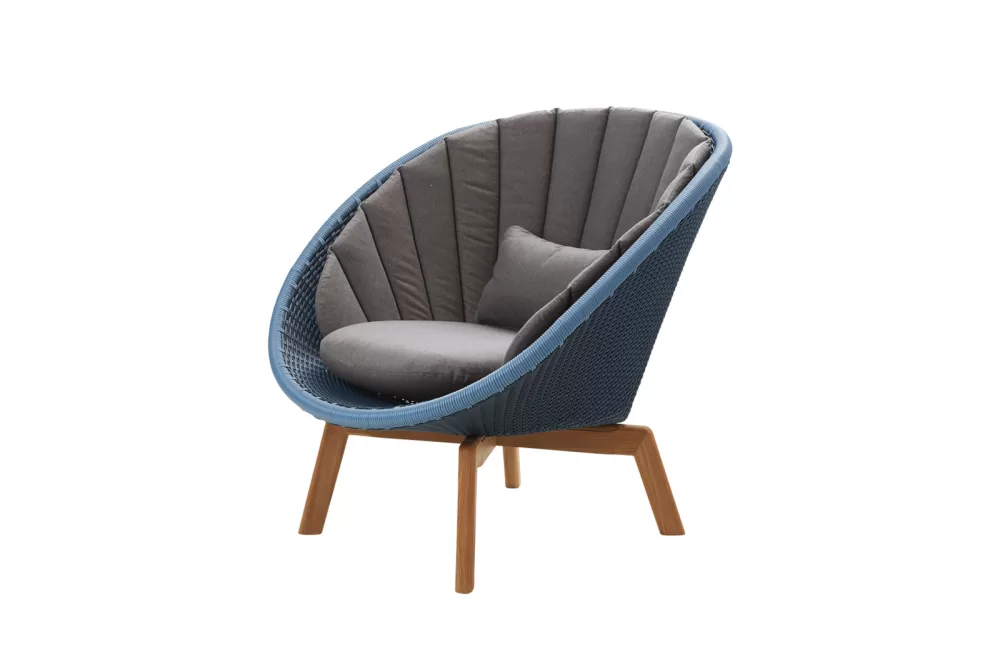 Cane-line Peacock Loungesessel Midnight/Dusty Blue mit Teakholzbeinen & Taupe Kissen – Wetterfest & Pflegeleicht, 91x93x87 cm