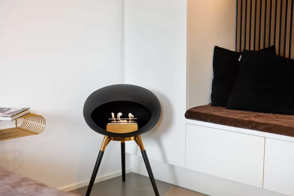 Le feu Ground Low Black Bioethanol Kamin mit rauchgoldenen Beinen – eleganter, mobiler Kamin für Innen- und Außenbereiche, 45 cm, sichere Nutzung