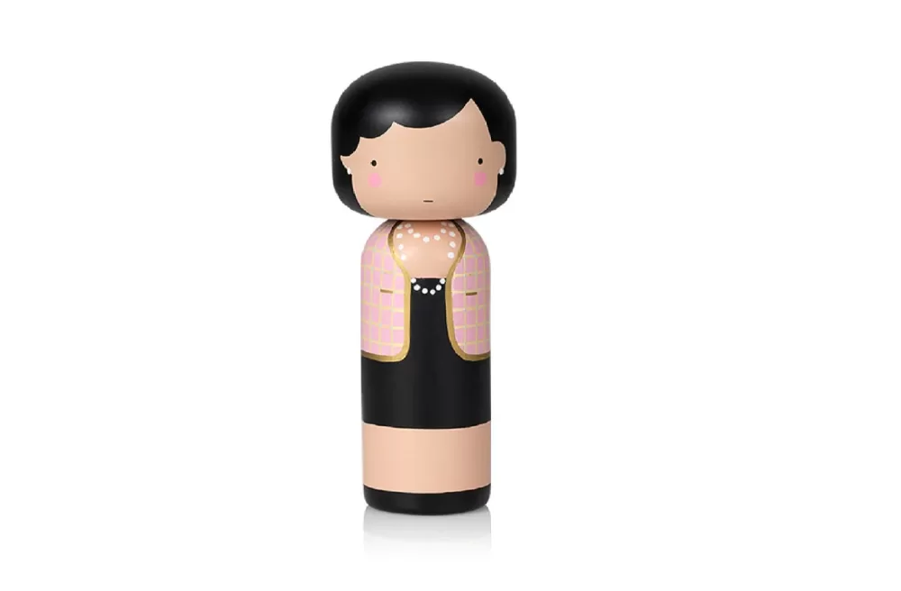 Lucie Kaas Kokeshi Puppe Coco in Rosa Small - Handgemacht aus Schima Superba, 14,5 cm, Designerin Becky Kemp, Modeikone, Skurriles Geschenk