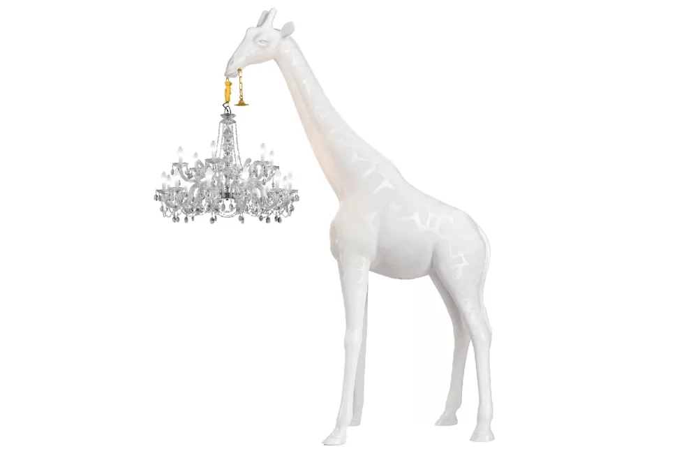 Qeeboo Giraffe in Love XL Stehlampe - Weiße Outdoor-Giraffe mit Kronleuchter, wetterfest & ideal für Garten, Terrasse, Balkon