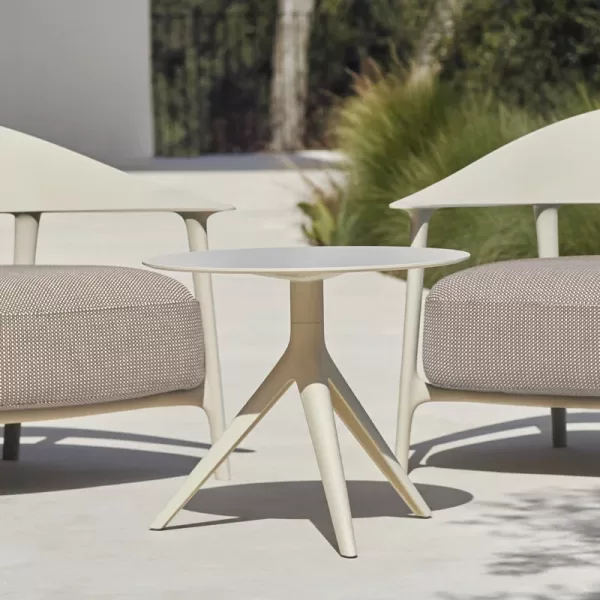 Vondom Africa Loungesessel Crema-matt mit anthrazit Kissen – Stilvoller Gartenstuhl für Outdoor & Innenräume