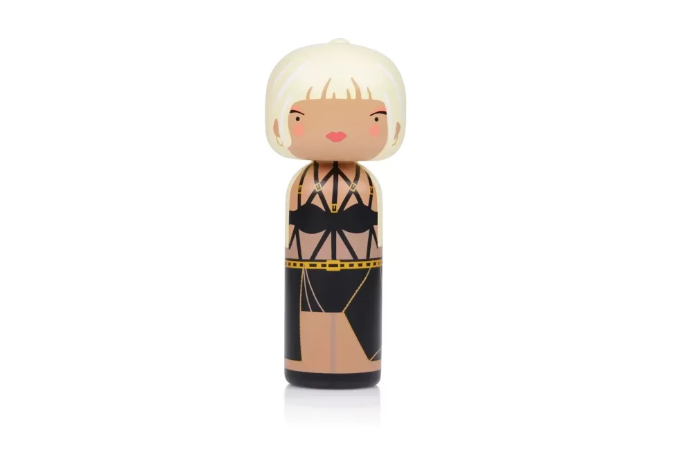 Lucie Kaas Kokeshi Puppe Donatella, S - Handgefertigt aus Schima Superba-Holz, Stilvolles Design, Modeikone, Kunst & Dekoration