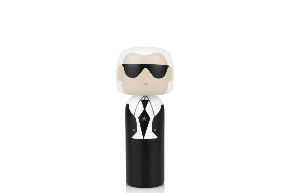 Lucie Kaas Kokeshi Puppe Karl | Handbemalt | 14,5 cm | Schima Superba | Designerin Becky Kemp | Modeikone Karl Lagerfeld