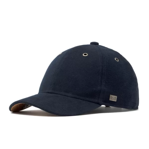 MELIN ACE Cap Navy – Italienische Veloursbaumwolle, feuchtigkeitsabsorbierendes Innenfutter, Nubukleder Strapback, maßgefertigter Verschluss.