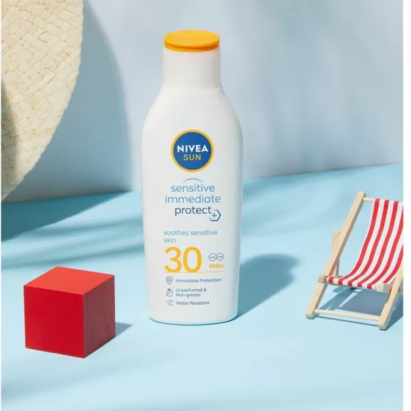 Nivea Sun Zonnebrand Sensitive Soothing Zonnemelk SPF 30 - 200 ML, UVA/UVB Bescherming, Aloë Vera & Jojoba-olie, Waterbestendig, Voor Gevoelige Huid