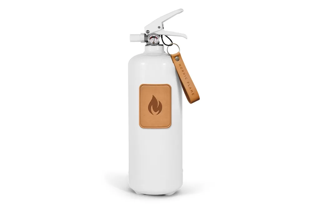 Nordic Flame Feuerlöscher 2kg - Weiß mit hellbraunem Leder, stilvoll & effektiv, EN3 getestet, inklusive Wandhalterung, Sicherheitsgarantie