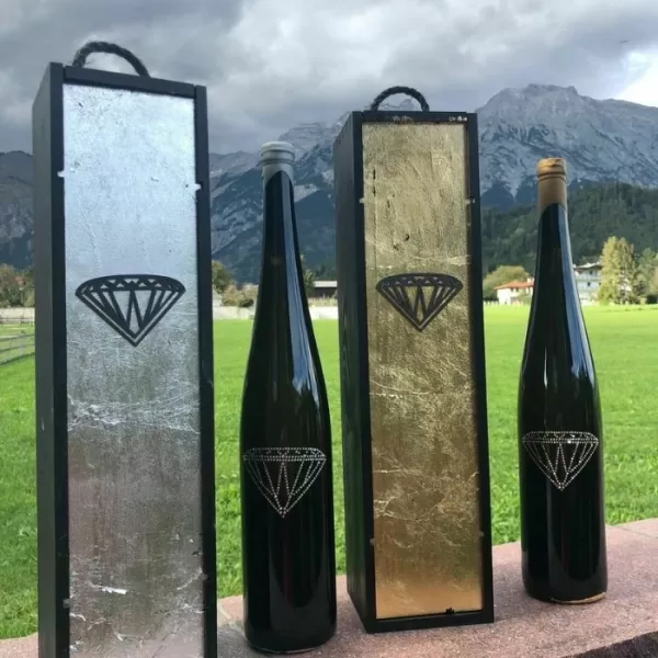 Novoline Wine-Set Diamond Gold: 1,5L Magnum Wein, 2x Gläser „Diamonds“, edle Holzkiste, Blattgold-Veredelung, limitiert auf 100 Flaschen!