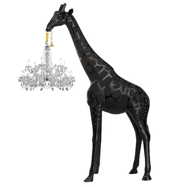 Qeeboo Giraffe in Love XL Stehlampe - Schwarze Outdoor-Lampe mit klassischem Kronleuchter, wetterfest, 4m hoch, ideal für Garten & Terrasse