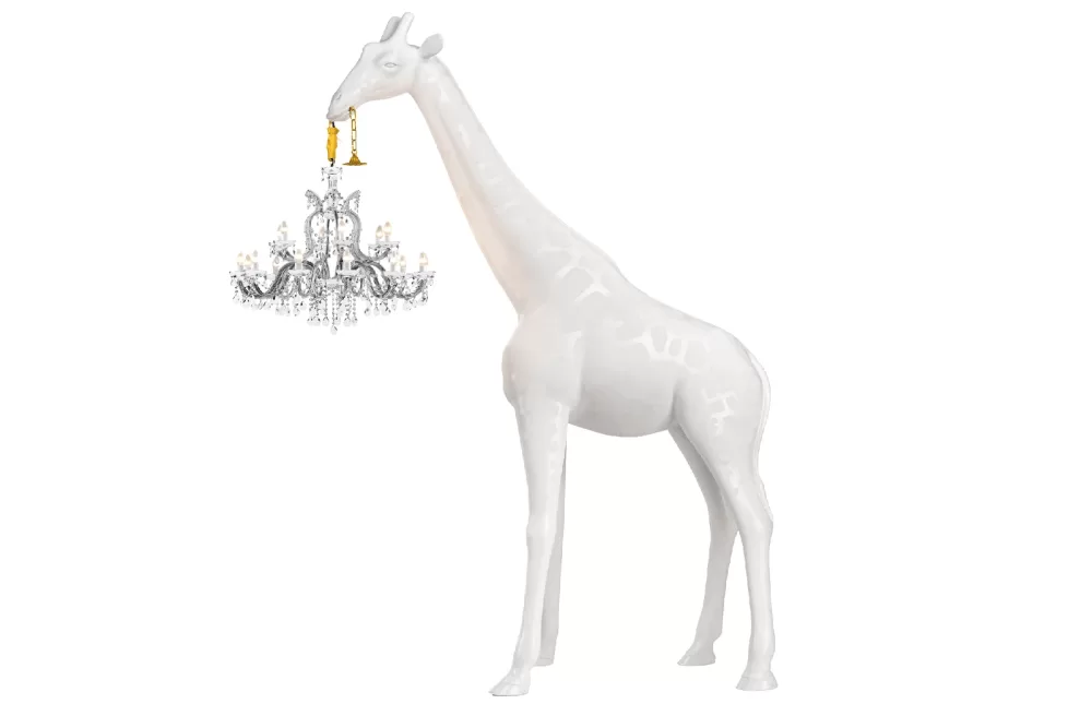 Qeeboo Giraffe in Love XL Stehlampe - Weiße Indoor-Giraffe mit Kronleuchter, 4m Hoch, modernes Design für Wohnzimmer & Schlafzimmer