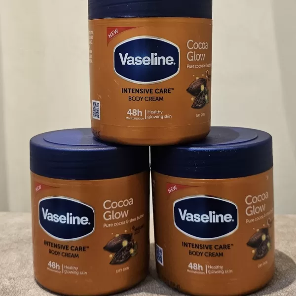 Vaseline Intensive Care Cacao Glow Body Cream 3x400ml – Hydraterende, voedende formule met cacaoboter voor zachte, stralende huid tot 48 uur.