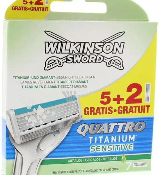 Wilkinson Quattro Titanium Sensitive 7 Stück - 5+2 Klingen mit Aloe Vera, Vitamin E & B5, Präzisionsklingen für sanfte Rasur