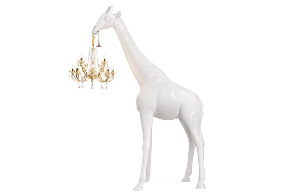 Qeeboo Giraffe in Love Stehlampe M – Weiße Indoor-Giraffenlampe mit Kronleuchter, 2,65m hoch, dimmbar, elegant & stabil