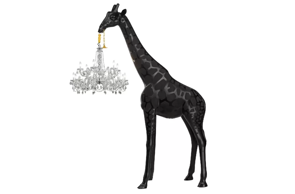 Qeeboo Giraffe in Love XL Stehlampe - Schwarze Outdoor-Lampe mit klassischem Kronleuchter, wetterfest, 4m hoch, ideal für Garten & Terrasse