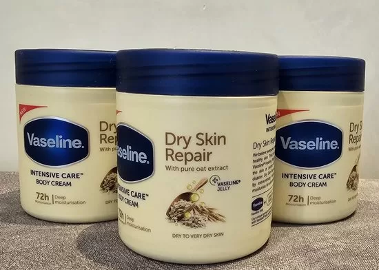 Vaseline® Droge Huid Herstellende Bodycrème 3x400ml - Intensieve Hydratatie voor Droge Huid, Licht & Snel Absorberend, Niet-Vettig