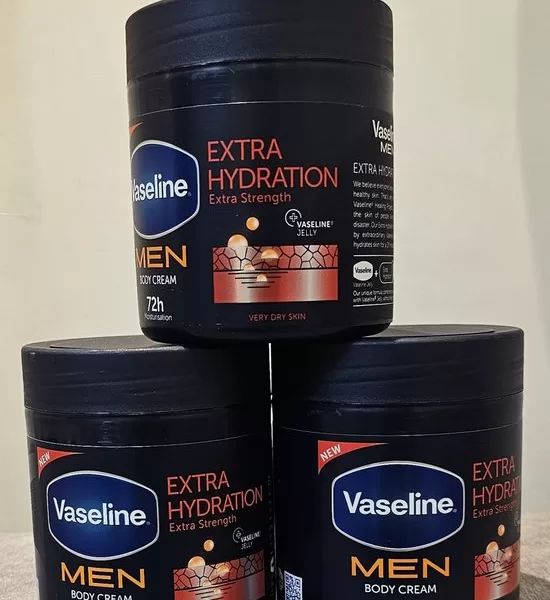 Vaseline Men Extra Hydration Bodycrème 3x400ml - Hydraterende Creme voor Droge Huid met Menthol, Niet-vettig, Snel Absorberend