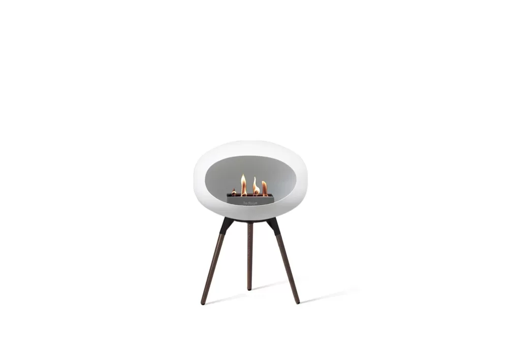 Le feu Ground Low White Bioethanol Kamin mit Smoked Oak Black Beinen – ideal für kleine Räume, Terrasse und Balkon, modern & transportabel.