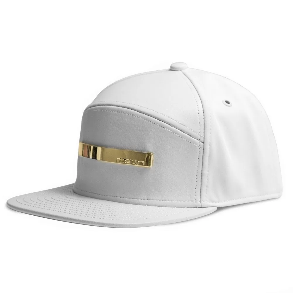 MELIN BAR White Gold Cap – Nappaleder, Wolle, Gold-Logobesatz, Feuchtigkeitsabsorbierendes Futter, Individuelle Goldösen, Schnallenverschluss