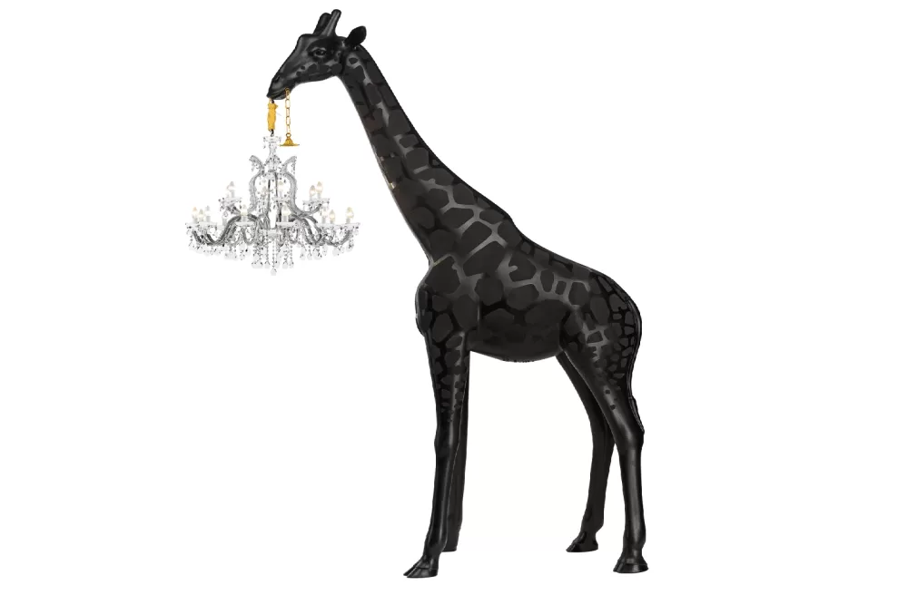 Qeeboo Giraffe in Love XL Stehlampe - Schwarze Indoor Beleuchtung, 4m hohe Giraffe mit Kronleuchter, modernes Design, einzigartiges Deko-Element