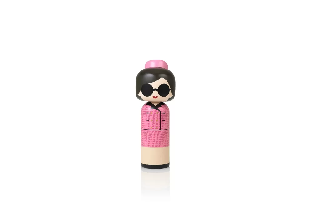 Lucie Kaas Kokeshi Doll Jackie - Handbemalte Puppe aus Schima Superba, Größe S (16 cm), Design von Becky Kemp, Stil-Ikone, Skandinavische Ästhetik