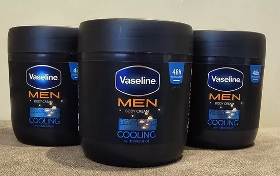 Vaseline Men Cooling Body Cream 3x400ml - Hydraterende, snel absorberende crème met menthol voor een koele, gladde huid.