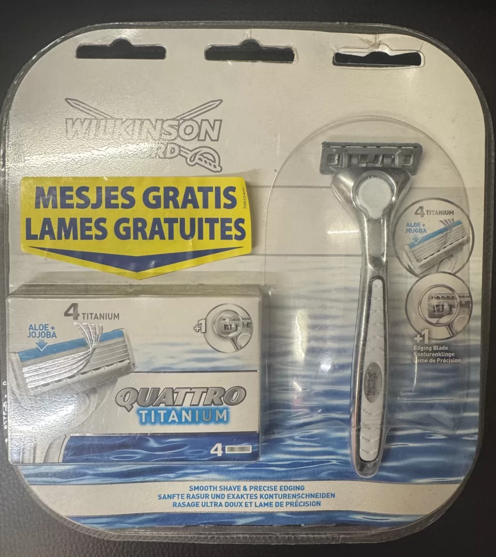 Wilkinson Quattro Titanium Scheerset - Ergonomisch Handvat met 4 Mesjes, Glijstrip met Aloë Vera, Precisietrimmer, Duurzaam en Comfortabel Scheren