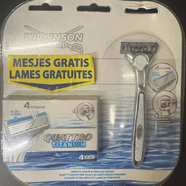 Wilkinson Quattro Titanium Scheerset - Ergonomisch Handvat met 4 Mesjes, Glijstrip met Aloë Vera, Precisietrimmer, Duurzaam en Comfortabel Scheren