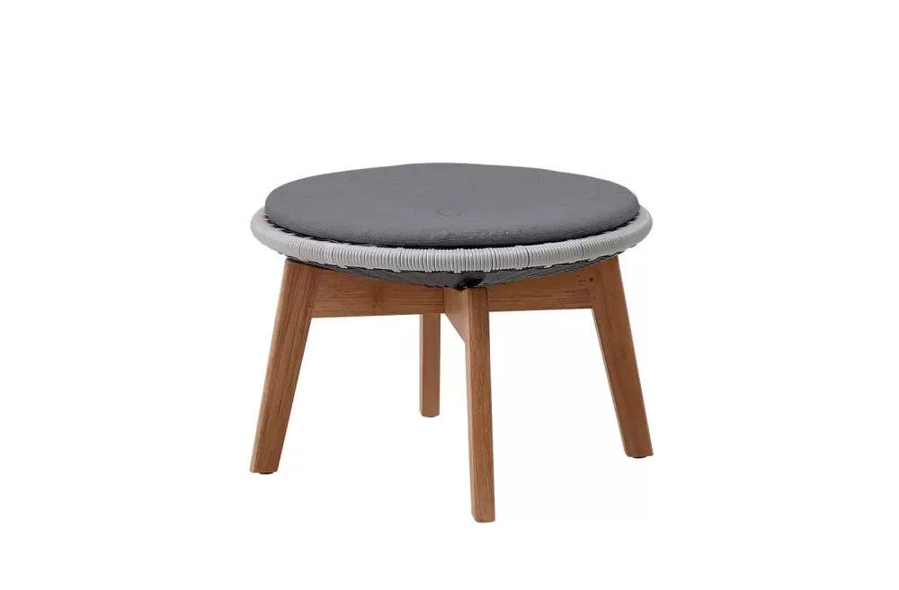 Cane-line Peacock Hocker/Beistelltisch Ø60cm, Light Grey mit Kissen Grey Airflow, Teakholz Beine, wetterfest, pflegeleicht, modern