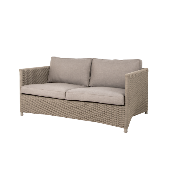 Cane-line Diamond 2-Sitzer Sofa in Taupe – Modernes, wetterfestes Design mit QuickDryFoam® für Terrasse & Garten, pflegeleicht & langlebig Cane-line Diamond 2-Sitzer Sofa in Taupe – Modernes, wetterfestes Design mit QuickDryFoam® für Terrasse & Garten, pflegeleicht & langlebig