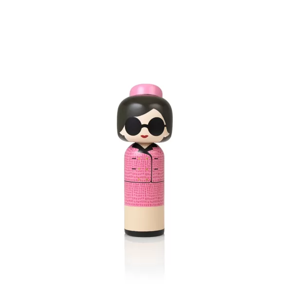 Lucie Kaas Kokeshi Doll Jackie - Handbemalte Puppe aus Schima Superba, Größe S (16 cm), Design von Becky Kemp, Stil-Ikone, Skandinavische Ästhetik Lucie Kaas Kokeshi Doll Jackie - Handbemalte Puppe aus Schima Superba, Größe S (16 cm), Design von Becky Kemp, Stil-Ikone, Skandinavische Ästhetik
