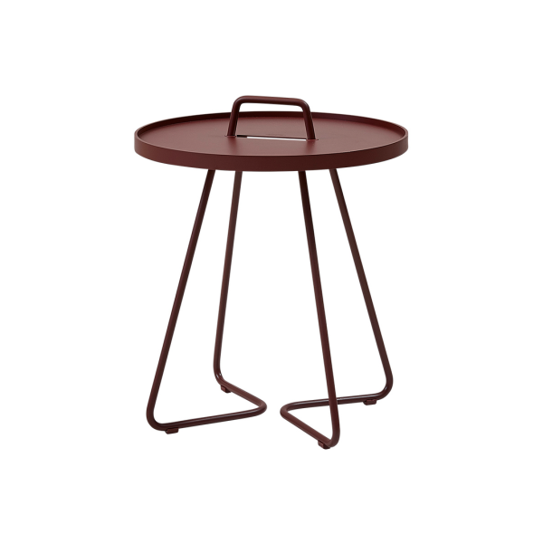 Cane-line On-the-move Beistelltisch Small - Leicht, elegant, abnehmbares Tablett, Aluminium, Bordeaux, modern & funktionell Cane-line On-the-move Beistelltisch Small - Leicht, elegant, abnehmbares Tablett, Aluminium, Bordeaux, modern & funktionell