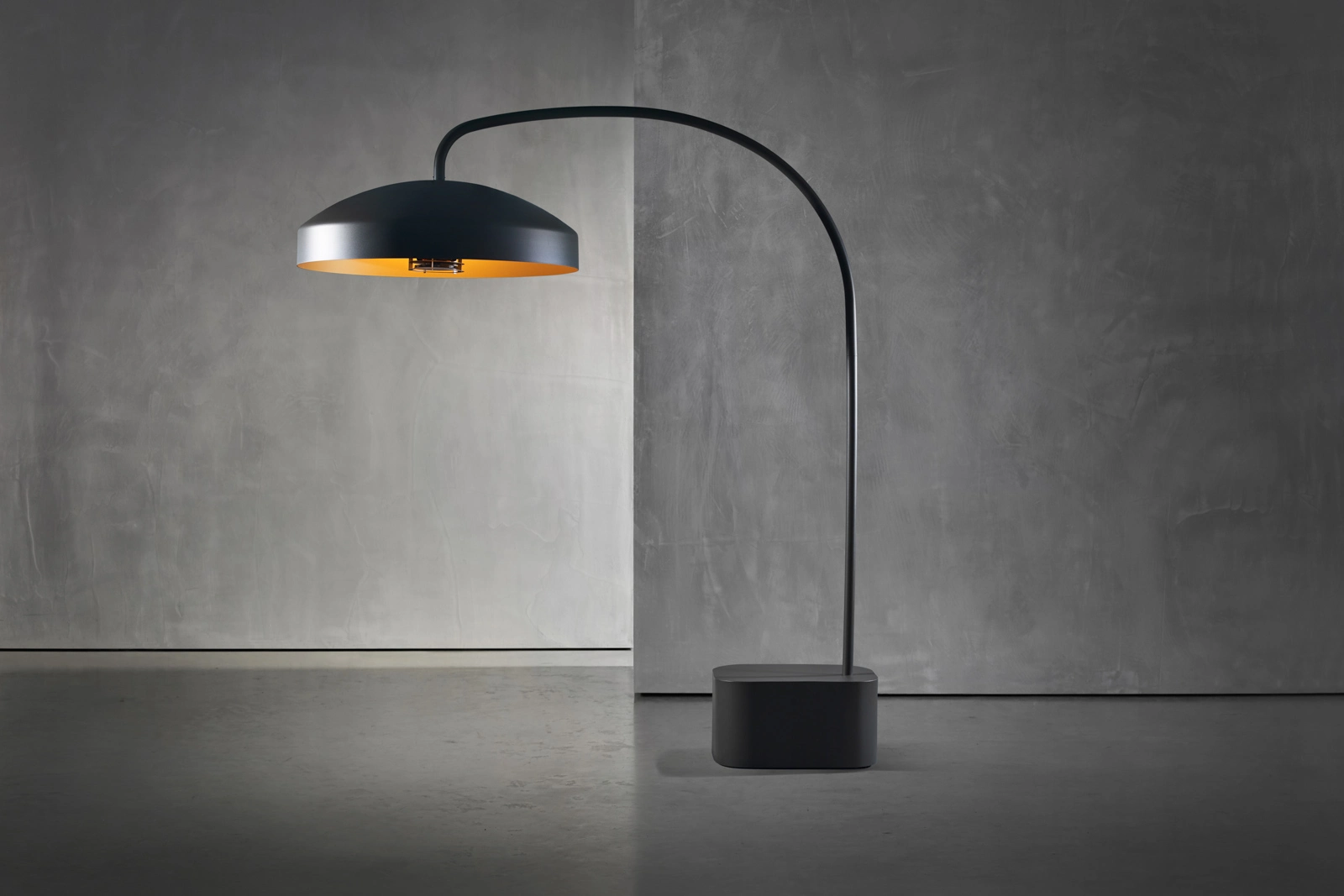 Heatsail Disc Bogenlampe mit Infrarot-Heizstrahler, 3220W, Dust RAL 7044, wetterfest, dimmbar, elektrisch, 5m Reichweite, Fernbedienung Heatsail Disc Bogenlampe mit Infrarot-Heizstrahler, 3220W, Dust RAL 7044, wetterfest, dimmbar, elektrisch, 5m Reichweite, Fernbedienung