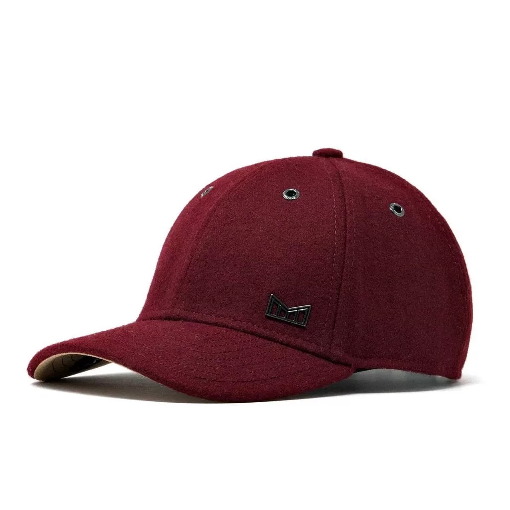 MELIN Glory Days Cap - Rotes Melton-Wolle, Feuchtigkeitsabsorbierendes Futter, Nappaleder Strapback, Logo-Verzierungen, Hochwertiges Design MELIN Glory Days Cap - Rotes Melton-Wolle, Feuchtigkeitsabsorbierendes Futter, Nappaleder Strapback, Logo-Verzierungen, Hochwertiges Design