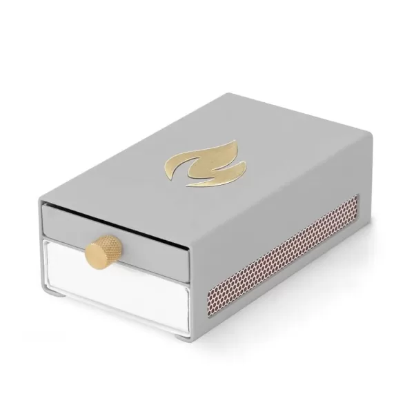 Nordic Flame Design-Hülle für Streichholzschachtel Grau mit Messingdetails - Stilvoller Aufbewahrungslösungen für lange Streichhölzer, Schweden Nordic Flame Design-Hülle für Streichholzschachtel Grau mit Messingdetails - Stilvoller Aufbewahrungslösungen für lange Streichhölzer, Schweden