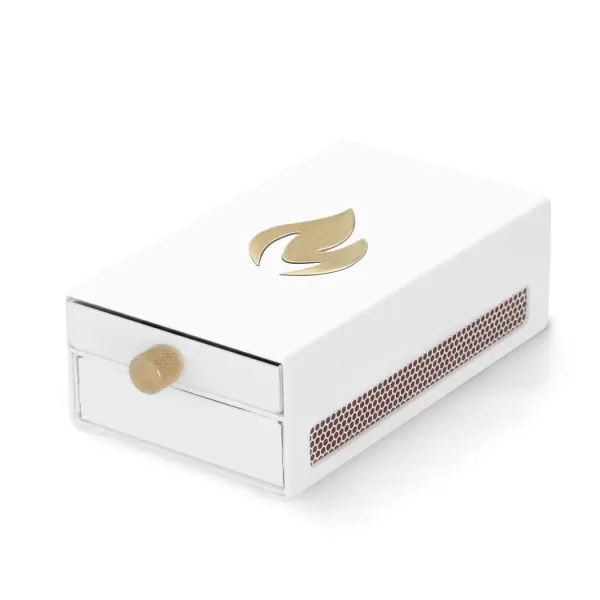 Nordic Flame Design-Hülle für Streichholzschachtel Weiß - Pulverbeschichteter Stahl mit Messingdetails, inkl. 50 lange Streichhölzer, Made in Sweden Nordic Flame Design-Hülle für Streichholzschachtel Weiß - Pulverbeschichteter Stahl mit Messingdetails, inkl. 50 lange Streichhölzer, Made in Sweden