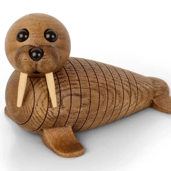 Spring Copenhagen Walross Wally | Braune Eiche & Esche | FSC®-zertifiziert | Charmante Dekofigur aus Holz für Zuhause & Büro Spring Copenhagen Walross Wally | Braune Eiche & Esche | FSC®-zertifiziert | Charmante Dekofigur aus Holz für Zuhause & Büro