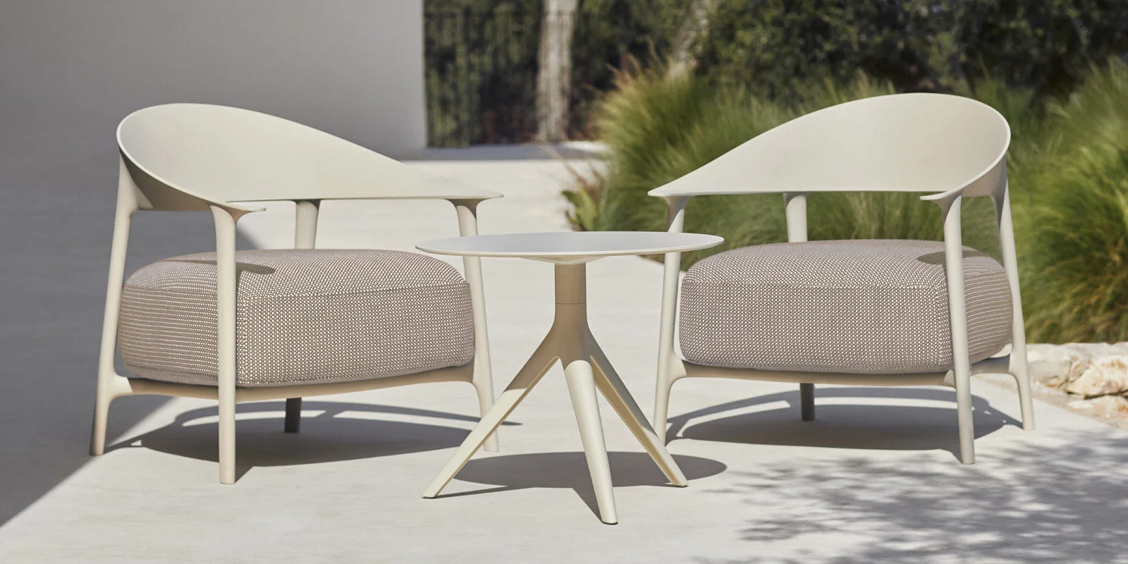 Vondom Africa Loungesessel – Crema-matt mit taupe Kissen | Wetterfest, stilvoll, ergonomisch für Innen & Außen | Designer Eugeni Quitllet Vondom Africa Loungesessel – Crema-matt mit taupe Kissen | Wetterfest, stilvoll, ergonomisch für Innen & Außen | Designer Eugeni Quitllet