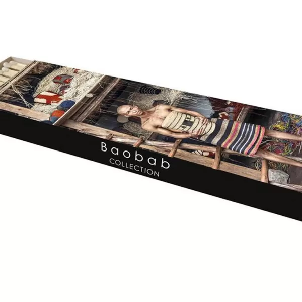 Baobab Streichhölzer "Artisans" - 22cm lange Designer-Streichhölzer in dekorativer Schachtel mit Madagaskar-Motiv, ideal für große Kerzen. Baobab Streichhölzer "Artisans" - 22cm lange Designer-Streichhölzer in dekorativer Schachtel mit Madagaskar-Motiv, ideal für große Kerzen.