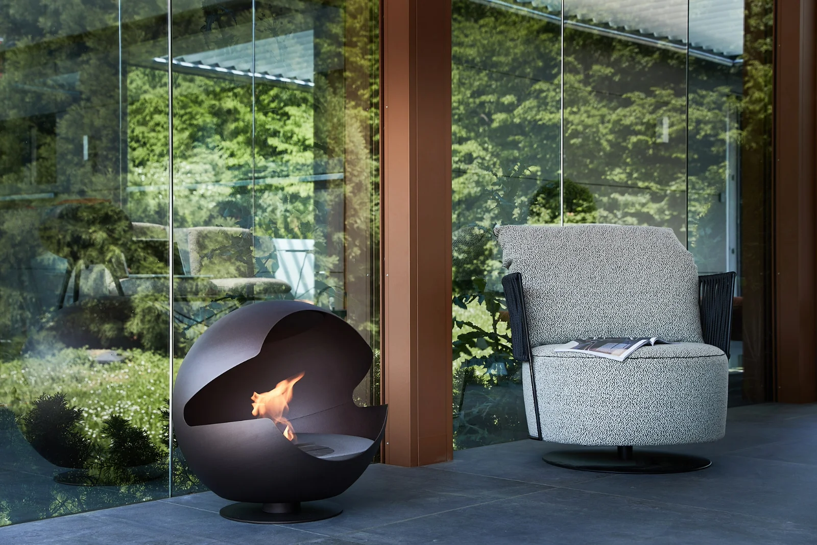 Bullfrog YAO Outdoor Dreh-Schaukelsessel - Zen Schwarz-Weiß, Ausstellungsstück, stylisches Design, ideal für Garten & Terrasse Bullfrog YAO Outdoor Dreh-Schaukelsessel - Zen Schwarz-Weiß, Ausstellungsstück, stylisches Design, ideal für Garten & Terrasse