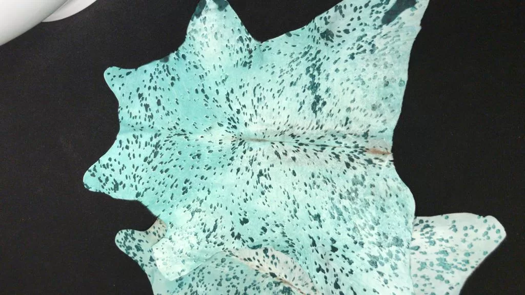 Novoline Designfell Kalb Mint - Einzigartiges, farbenfrohes Wohnaccessoire für Bett, Flur, Wohnbereich & Badewanne - Hochwertige Südamerika-Felle Novoline Designfell Kalb Mint - Einzigartiges, farbenfrohes Wohnaccessoire für Bett, Flur, Wohnbereich & Badewanne - Hochwertige Südamerika-Felle