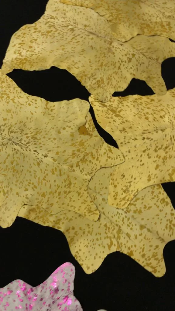 Novoline Designfell-Kalb Orange - Südamerikanisches Kunstfell für Wohnbereich, Badezimmer & Flur, einzigartiges Muster, vielseitig einsetzbar Novoline Designfell-Kalb Orange - Südamerikanisches Kunstfell für Wohnbereich, Badezimmer & Flur, einzigartiges Muster, vielseitig einsetzbar