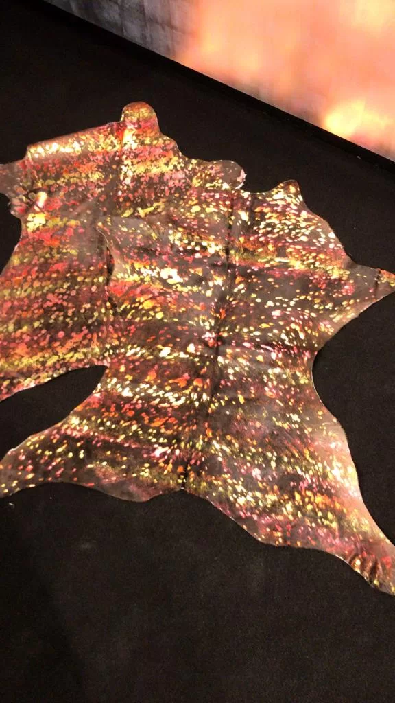 Novoline Designfell-Kalb in Regenbogenfarben – Einzigartiges Dekofell für Wohnbereich, Schlafzimmer, Flur & Badezimmer – Eyecatcher aus Südamerika Novoline Designfell-Kalb in Regenbogenfarben – Einzigartiges Dekofell für Wohnbereich, Schlafzimmer, Flur & Badezimmer – Eyecatcher aus Südamerika