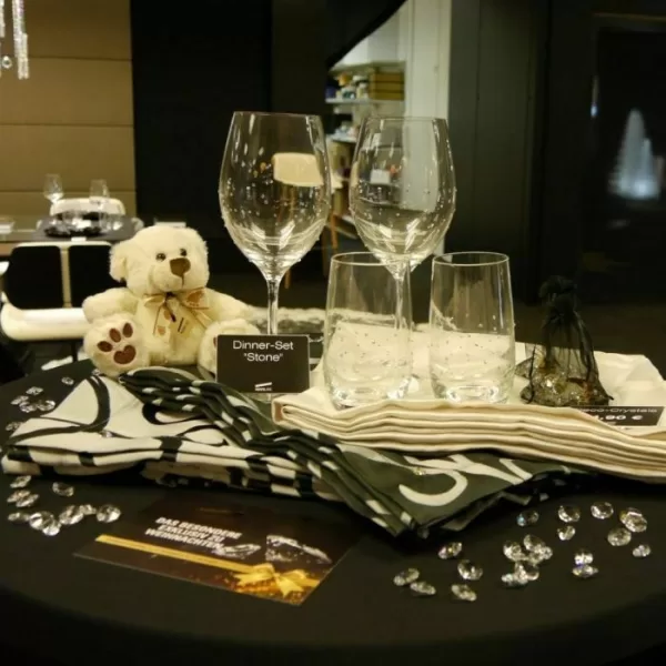 Novoline Dinner-Set Stone - 1x Brauner Läufer, 2x Wasserglas & 2x Weinglas - Elegantes Tischset für stilvolle Anlässe Novoline Dinner-Set Stone - 1x Brauner Läufer, 2x Wasserglas & 2x Weinglas - Elegantes Tischset für stilvolle Anlässe