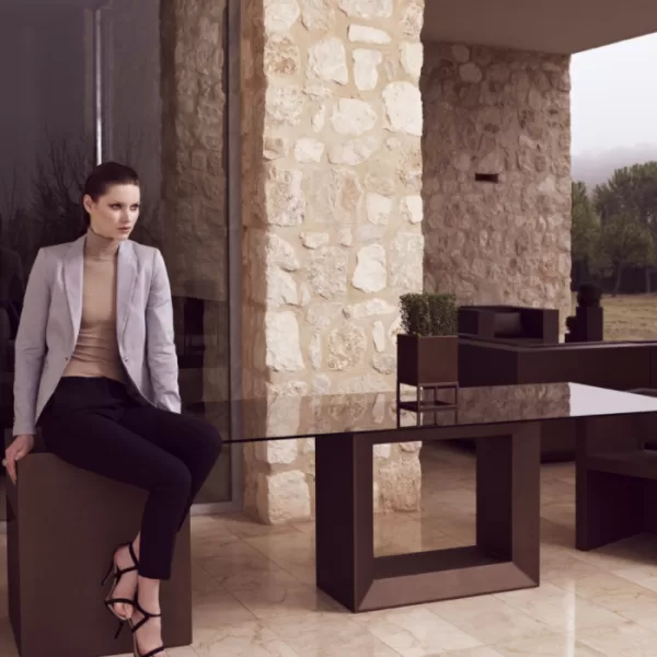 Novoline Outdoor Tischszene „Vela“ by VONDOM – Modulares Design, kombinierbar mit 1 Stuhl, stilvolle Gartenmöbel, leicht und elegant Novoline Outdoor Tischszene „Vela“ by VONDOM – Modulares Design, kombinierbar mit 1 Stuhl, stilvolle Gartenmöbel, leicht und elegant