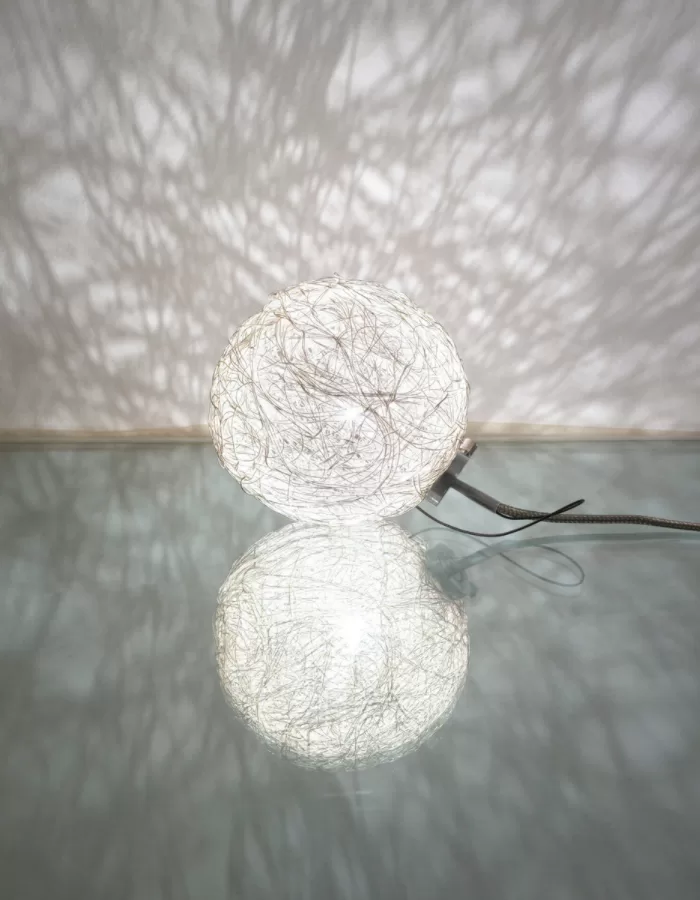 Novoline Scala Nachttischlampe aus geflochtenem Aluminiumdraht, handgemacht, edel & verspielt, Halogenbeleuchtung, ideal für Schlafzimmer Novoline Scala Nachttischlampe aus geflochtenem Aluminiumdraht, handgemacht, edel & verspielt, Halogenbeleuchtung, ideal für Schlafzimmer