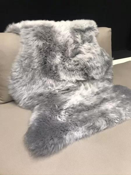 Novoline Schaffell Silbergrau - Hochwertiges, weiches Schaffell für Stühle, Sofas & Bänke, dekorativ & gemütlich - Eyecatcher für jedes Zuhause Novoline Schaffell Silbergrau - Hochwertiges, weiches Schaffell für Stühle, Sofas & Bänke, dekorativ & gemütlich - Eyecatcher für jedes Zuhause