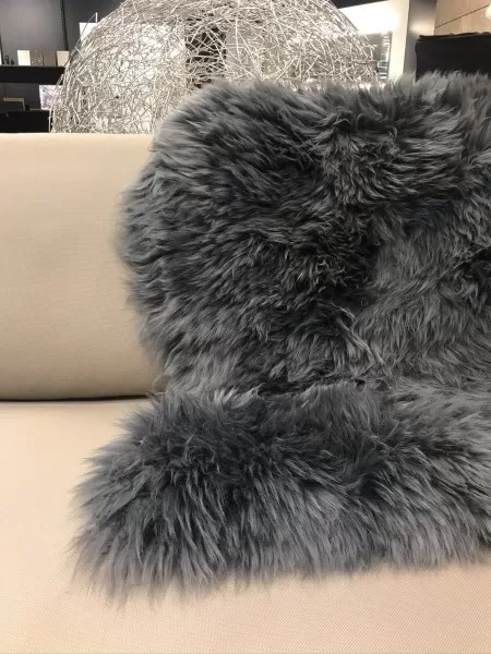 Novoline Schaffell in Stahl - Hochwertiges Schaffell für Stühle, Sofa & Bank, stilvolles Wohnaccessoire in Silber und Grau Novoline Schaffell in Stahl - Hochwertiges Schaffell für Stühle, Sofa & Bank, stilvolles Wohnaccessoire in Silber und Grau