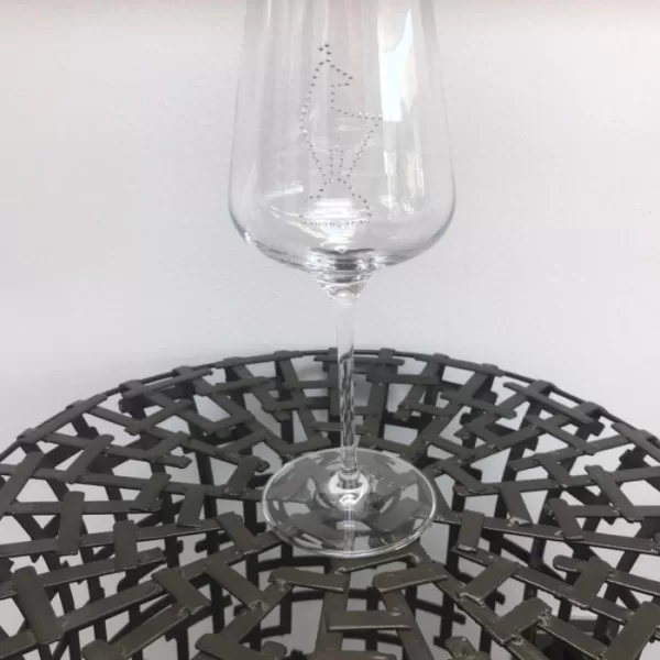 Novoline Weinglas mit Swarovski® Kristallen – Glänzendes Design, spülmaschinenfest, ideal für Hotels & Büros, Logo-Druck ab 50 Gläsern Novoline Weinglas mit Swarovski® Kristallen – Glänzendes Design, spülmaschinenfest, ideal für Hotels & Büros, Logo-Druck ab 50 Gläsern