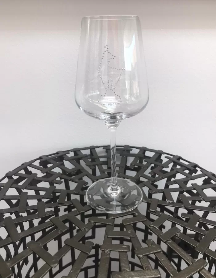 Novoline Weinglas mit Swarovski® Kristallen – Glänzendes Design, spülmaschinenfest, ideal für Hotels & Büros, Logo-Druck ab 50 Gläsern Novoline Weinglas mit Swarovski® Kristallen – Glänzendes Design, spülmaschinenfest, ideal für Hotels & Büros, Logo-Druck ab 50 Gläsern
