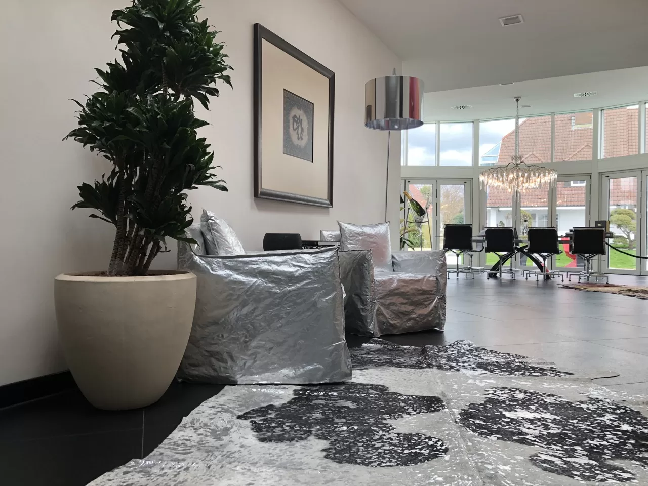 Novoline Designfell Silber - Hochwertiges Südamerika-Fell für Bett, Flur, Wohnzimmer & Badezimmer - Einzigartiges Muster & Farbe Novoline Designfell Silber - Hochwertiges Südamerika-Fell für Bett, Flur, Wohnzimmer & Badezimmer - Einzigartiges Muster & Farbe