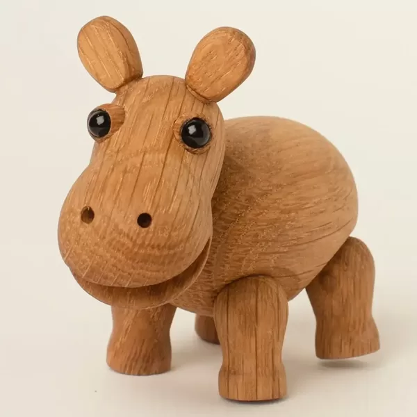 Spring Copenhagen Nilpferd Wilma - Handgefertigte Dekofigur aus Braun Eiche & Ahorn, niedlich und lebensecht, ideal für Tierliebhaber Spring Copenhagen Nilpferd Wilma - Handgefertigte Dekofigur aus Braun Eiche & Ahorn, niedlich und lebensecht, ideal für Tierliebhaber